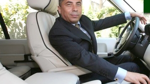 Milionarul s-a dus cu Bentley-ul pe şantier! TURCU a dat bice muncitorilor ca să redeschidă ”Arcul de Triumf”