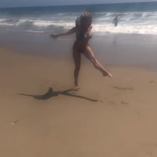 La 57 de ani, Nadia Comăneci arată senzațional în costum de baie! Gestul făcut pe plajă a devenit viral