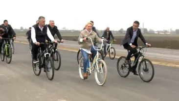 Viorica Dăncilă, pe bicicletă la inaugurarea Centurii Bacău: Mă bucur că acest obiectiv poartă semnătura PSD!