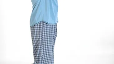 O somnambula a cazut de la etajul trei pe capota masinii personale! Mai tarziu, s-a trezit pe canapeaua vecinului!