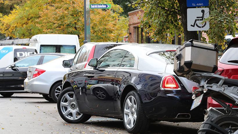 Imaginile care se vor viraliza instant! Cum a putut un cunoscut milionar să-şi parcheze Rolls-ul de 300.000 € în buricul Capitalei