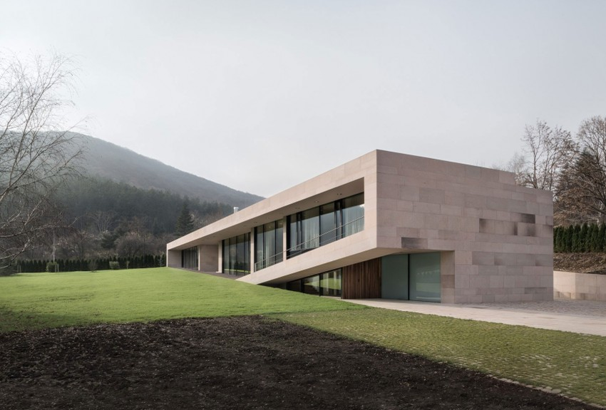 Casa din piatră – rafinament şi eleganţă! Designul unic şi amplasamentul o fac o raritate! Cum arată la interior