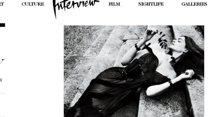 Anne Hathaway socheaza cu aparitiile sumbre din ultima perioada