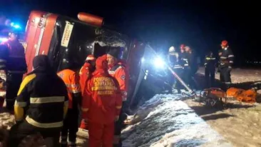 Un mort și șase răniți în Vrancea, după ce un autocar s-a răsturnat | VIDEO