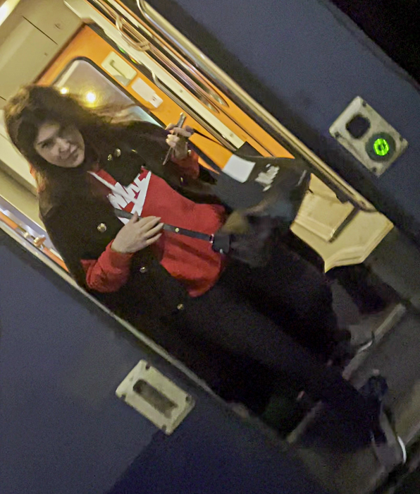 Monica Bârlădeanu a ridicat un colet de la ”nașul” de tren, în Gara de Nord (Foto: CANCAN.RO)