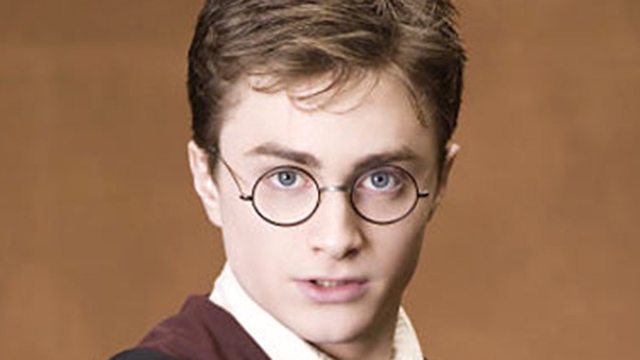 Seamana cu Harry Potter, dar uraste sa i se spuna asta! Ce le-a facut acest tanar unor fete care l-au strigat pe strada asa