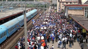 Aproape nu mai sunt locuri la trenurile către litoral! Care este gradul de ocupare al garniturilor care pleacă spre Constanţa şi Mangalia
