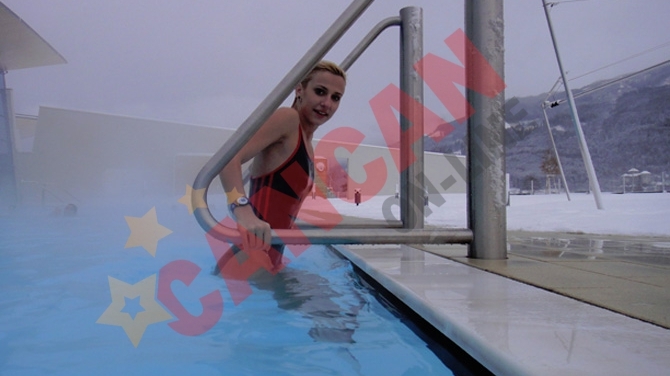 Dana Rogoz a facut baie intr-o piscina in aer liber, in mijlocul muntilor!
