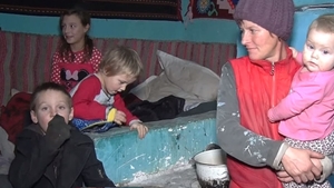 Ți se rupe inima! O familie cu 10 copii își duce traiul de pe o zi pe alta! Are nevoie de pat, pături, perne și… VIDEO