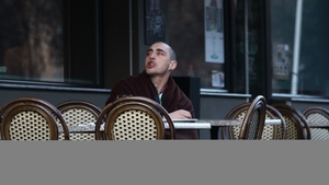 Vladimir Draghia, spectacol socant intr-un restaurant din Capitala! Se infofoleste in paturi, mananca paine goala si bea vin rosu!
