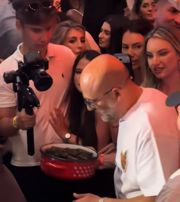Mahmut Orhan a împărțit sarmale la Nuba! Cel mai viral DJ al momentului a făcut show în Mamaia!