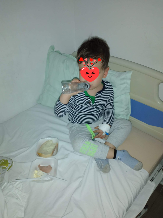 Scandalos! Cum arată micul dejun, într-un spital de copii din Iași: „Vă bateți joc”