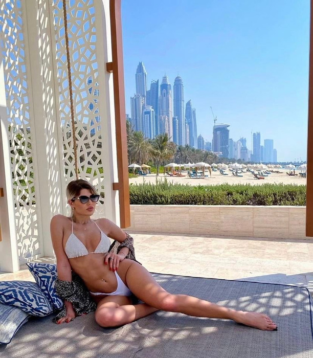 Sylvia Laura a dat peste cap tot Dubaiul! Bomba sexy ”încalecă” bolizii de lux și iahturile milionarilor!