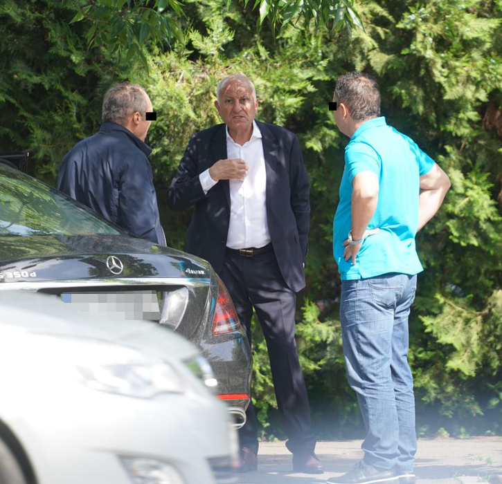 Costel Bucur discută cu amicii lui