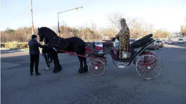 Credința și devoțiunea au învins teama de coronavirus la Constanța. IPS Teodosie a condus o procesiune la care au participat sute de localnici