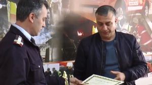 Bărbatul care a sărit în apele reci ale Oltului ca să salveze o tânără de la moarte a fost premiat de pompieri