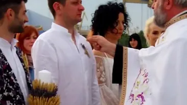 OCTAVIAN STRUNILĂ şi OANA BOTEZ, cununaţi de un preot exclus din BOR! Nunta oficiată pe plaja din 2 Mai, nerecunoscută de nicio biserică ortodoxă