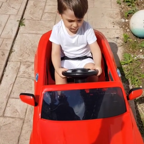 Cristi Mitrea i-a luat o mașină fiului său, care a împlinit 3 ani! Primele imagini la volan
