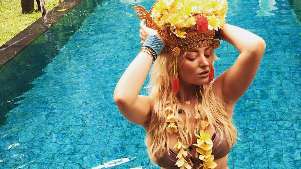 DELIA şi-a schimbat din nou look-ul! Fanii s-au revoltat şi au comparat-o cu o „sperietoare“