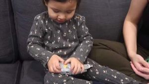 Cum a reacționat fetița din imagine după ce a primit cel mai urât cadou de la Moș Crăciun: doar o banană