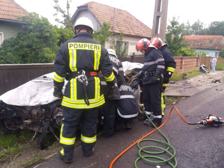 Doi morți și doi răniți, în urma impactului violent dintre o mașină și un autotren în Covasna
