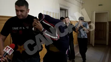 Tanar de 18 ani, strangulat si ars pentru un geam spart