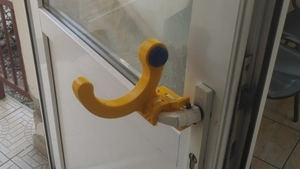 Lupta anti-COVID 19. O echipă de IT-iști din Cluj a inventat un dispozitiv de deschis ușa cu antebrațul și îl donează spitalelor