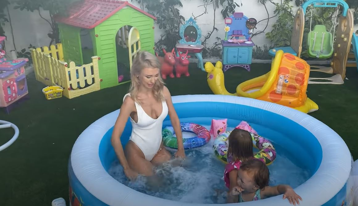Andreea Bălan, atitudine iresponsabilă într-un hypermarket în care a mers cu Ella. Artista a fost criticată pentru gafa făcută în public
