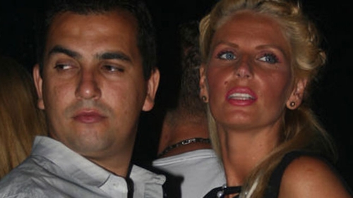 Cum se fac afacerile in showbiz: pe ele le exploateaza, ei incaseaza! Solistele si-au angajat iubitii si i-au imbogatit