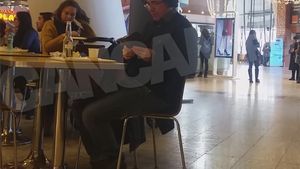 Cel mai în vogă scriitor român a luat prânzul la mall cu… gândurile lui + berea corespunzătoare!