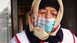Comercianții sunt disperați după ce piețele s-au închis. Tanti Maria, în vârstă de 73 de ani, își vinde brânza pe marginea drumului