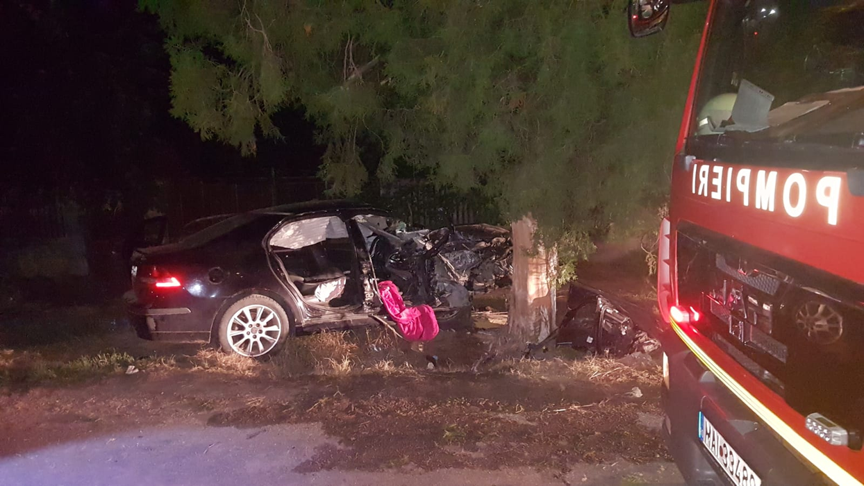 Accident grav în Teleorman. Doi tineri au intrat cu mașina într-un copac. Băiatul a rămas încarcerat