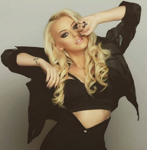 Soția lui Connect-R s-a pozat în timp ce avea nasturii deschiși la cămașă. Imaginea HOT i-a înnebunit pe toți