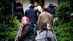 ALARMANT! Bisericile sfidează regulile autorităților! Preoții au împărtășit azi credincioșii cu aceeași linguriță