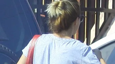 Cine-i blonda sexy ascunsa in spatele acestor haine lalai?