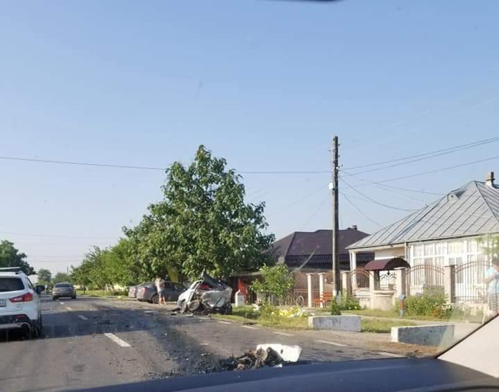 Un polițist din Galați a provocat un accident mortal, iar Dacia în care erau victimele s-a rupt în două. Gestul emoționant făcut de agent înainte de impactul devastator