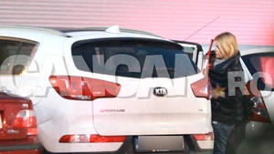 Vedeta Antenei s-a ”metamorfozat” în ajun de Crăciun! Am filmat-o pe Simona Gherghe cu mopul prin parcare! Prezentatoarea TV arată că, dincolo de ”sticlă”, e şi... gospodină iscusită!