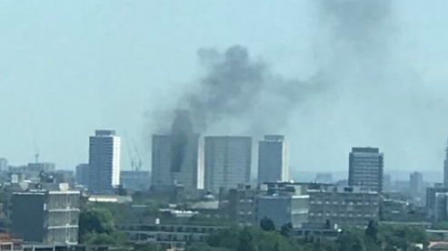 Incendiu puternic în Londra! Un turn cu 22 de etaje a luat foc! VIDEO