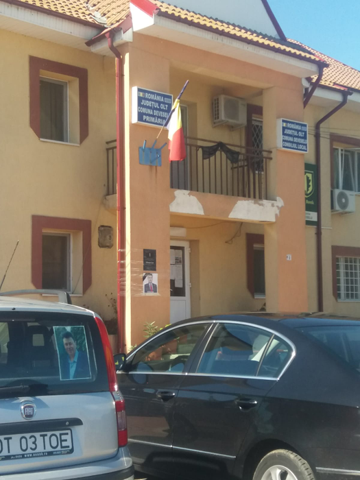 În ziua alegerilor locale, peste tot în comună erau poze cu chipul edilului decedat
