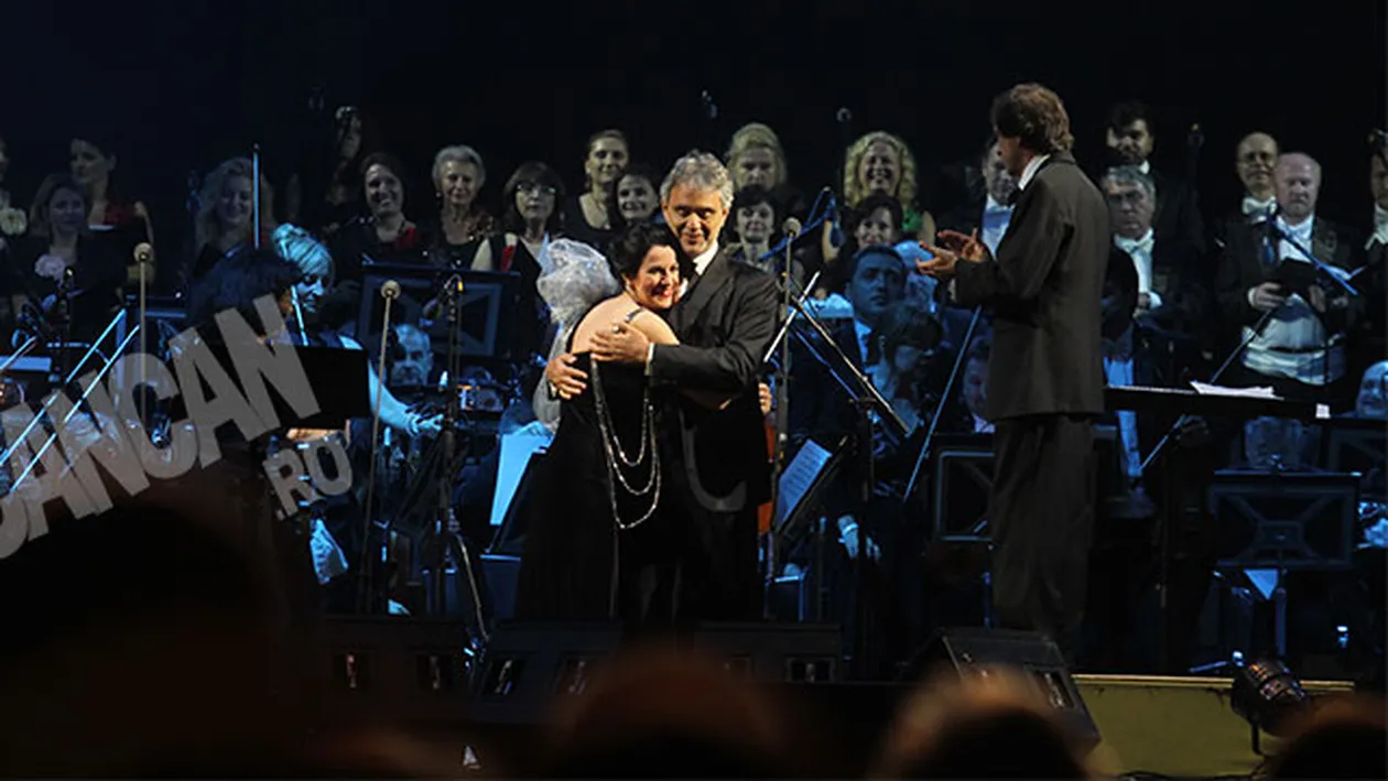 Andrea Bocelli nu si-a putut lua mainile de pe Angela Gheorghiu! A tinut-o strans in brate si abia daca a vrut sa-i dea drumul!
