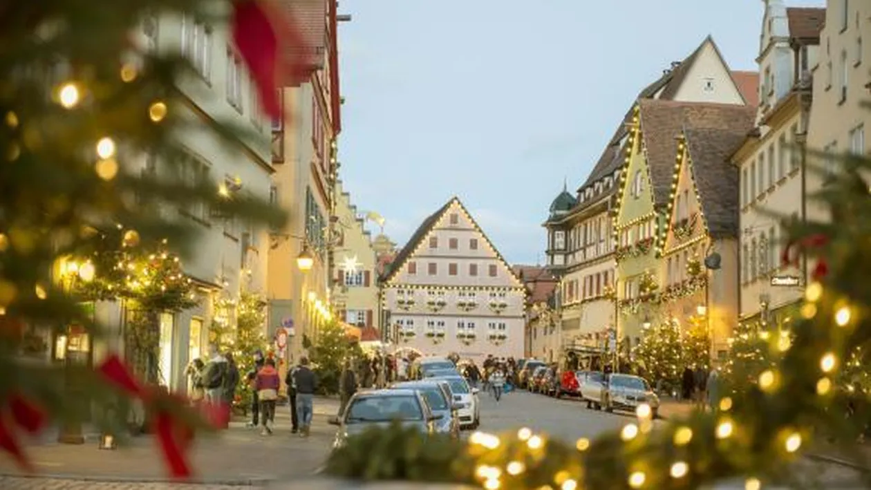 Nu ai văzut aşa ceva până acum! Oraşul unde Crăciunul este sărbătorit zilnic, de 40 de ani