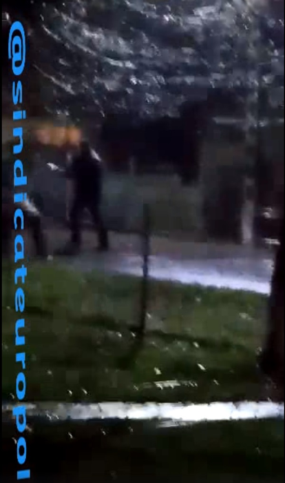 Focuri de armă la o secție de votare din Prahova! Un polițist a fost filmat în timp ce împușcă doi dintre bărbații care l-au atacat