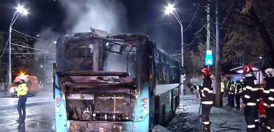 Prima reacție a șoferului aflat la volanul autobuzului care a luat foc în Capitală. A salvat viața a 7 călători!