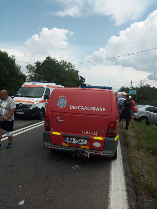 Accident rutier grav la Morărești, în judetul Arges. Două autoturisme s-au ciocnit violent in dreptul Hotelului Regal