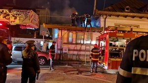 Incendiu la un restaurant din Argeș. 20 de persoane au fost evacuate