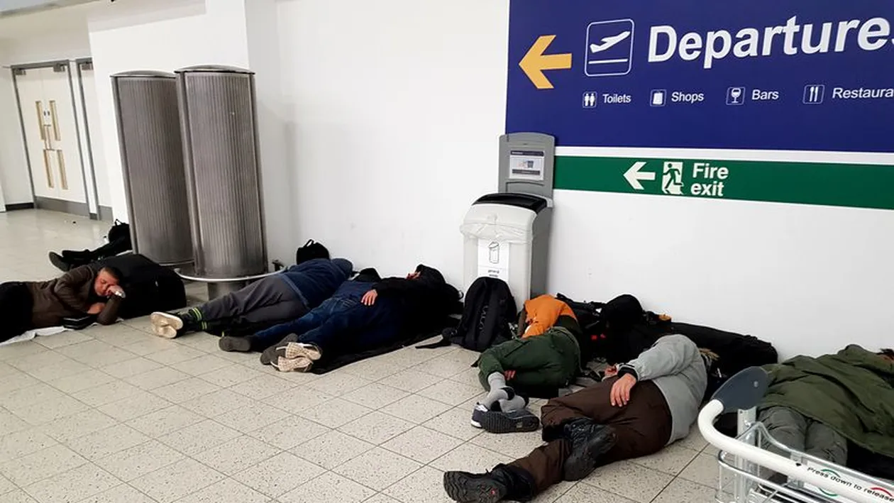 Imaginile disperării! Sute de români blocați pe un aeroport din Londra