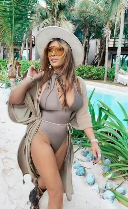 Loredana Groza, surprinsă într-un body sexy, transparent în vacanța de la munte! Reacțiile amuzante ale fanilor: “Ești fierbinte ca iadul”