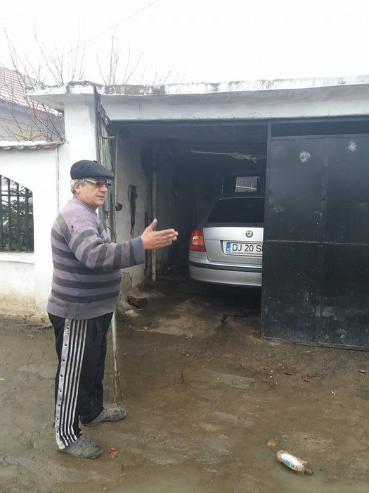 Maşinile localnicilor stau în garaje de mai bine de două luni