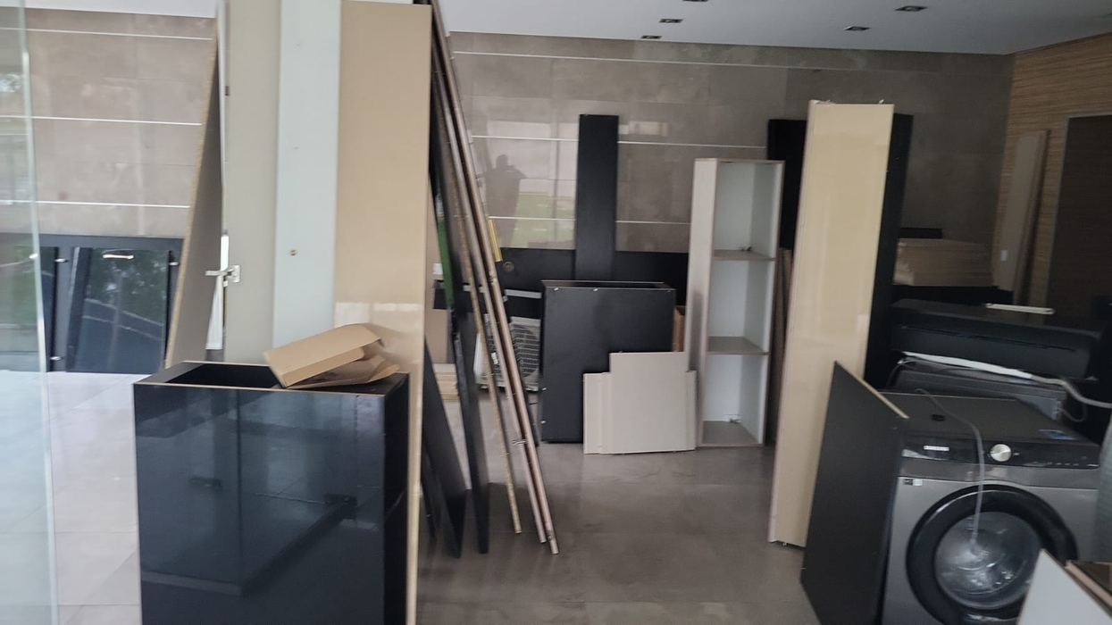 Penthouse-ul de 500.000 € al Loredanei Chivu a fost ”devalizat”! Imagini HALUCINANTE! Dulapul cu parfumuri, scos de pe perete, patul, dezmembrat și…