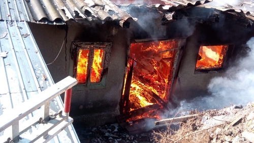 Doi soți din Bacău au murit arși de vii. Nu au avut nicio șansă să iasă din casa mistuită de flăcări
